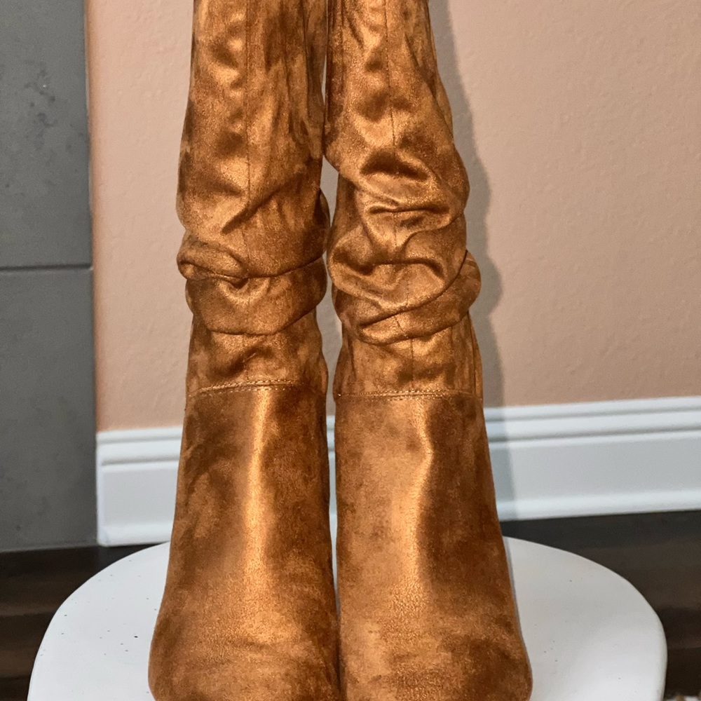 Ladies Dark Natural Suede Boots 👢~ Gently Used